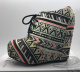 Shi by Journeys Womens Canvas Lace Up Wedge Ankle Bootie Black Multicolor 5.5 M